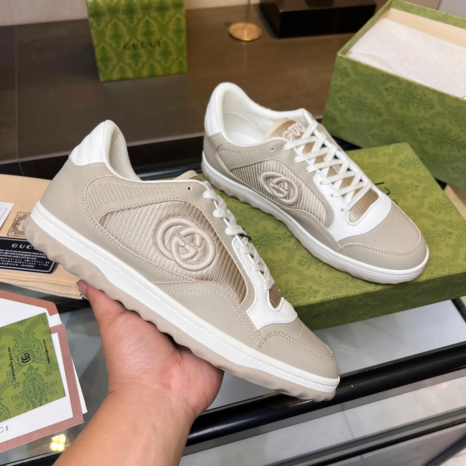 👟👟Ex-factory price 520👟👟 Top version, full styling effect, instant sales of the common practice of soft treading in the market, 💣💣💣Gucci2023 early spring Gucci G home latest hot style MAC80 sports shoes couple style casual retro distressed dirty shoes small dirty shoes small white shoes🌸🌸🌸 original purchase and development Production Gucci MAC80 new hot-selling series. The exquisite and compact interlocking double G logo romantically interprets the aesthetic concept of this series. Made of off-white leather, ▪️Material: original customized imported first-layer cowhide ▪️Inner lining: original customized imported breathable mesh ▪️Outsole: original molded two-color TPU outsole ▪️Sole thickness: 3CM ▪️Size: women's 35-40 / men's 39-45